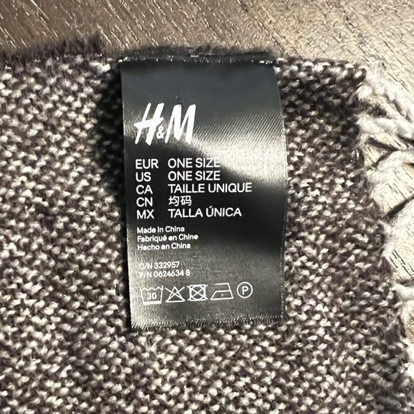 H&M blanket scarf - Picture 3 of 7